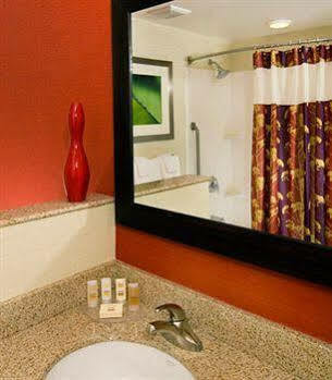 Courtyard Downtown Hotel